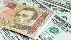 Валюту продают «втихаря».